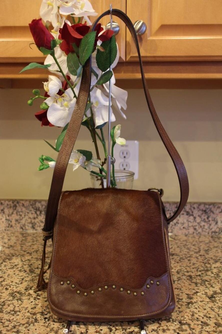 NOA GENUINE LEATHER BROWN COW FUR FRINGED SADDLE CROSSBODY BAG (PU700